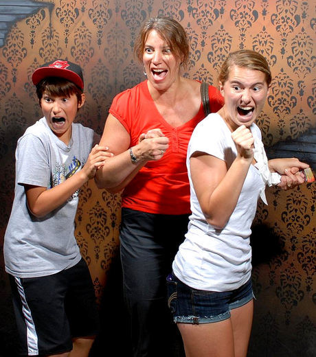 25 imagens de pessoas realmente assustadas em uma casa mal assombrada