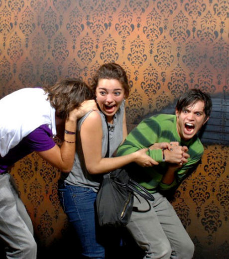 25 imagens de pessoas realmente assustadas em uma casa mal assombrada