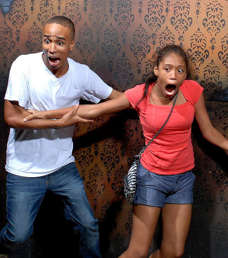 25 imagens de pessoas realmente assustadas em uma casa mal assombrada