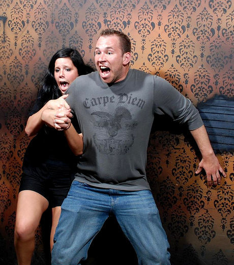 25 imagens de pessoas realmente assustadas em uma casa mal assombrada