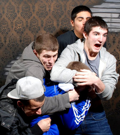 25 imagens de pessoas realmente assustadas em uma casa mal assombrada