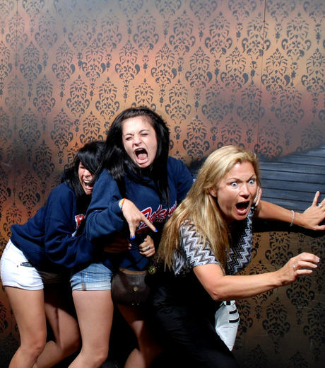 25 imagens de pessoas realmente assustadas em uma casa mal assombrada