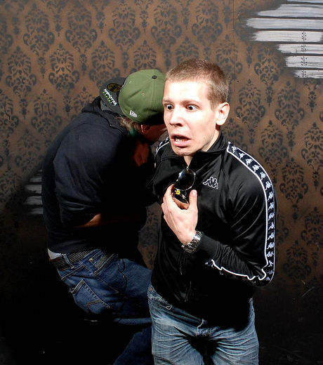 25 imagens de pessoas realmente assustadas em uma casa mal assombrada