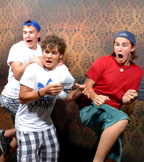 25 imagens de pessoas realmente assustadas em uma casa mal assombrada