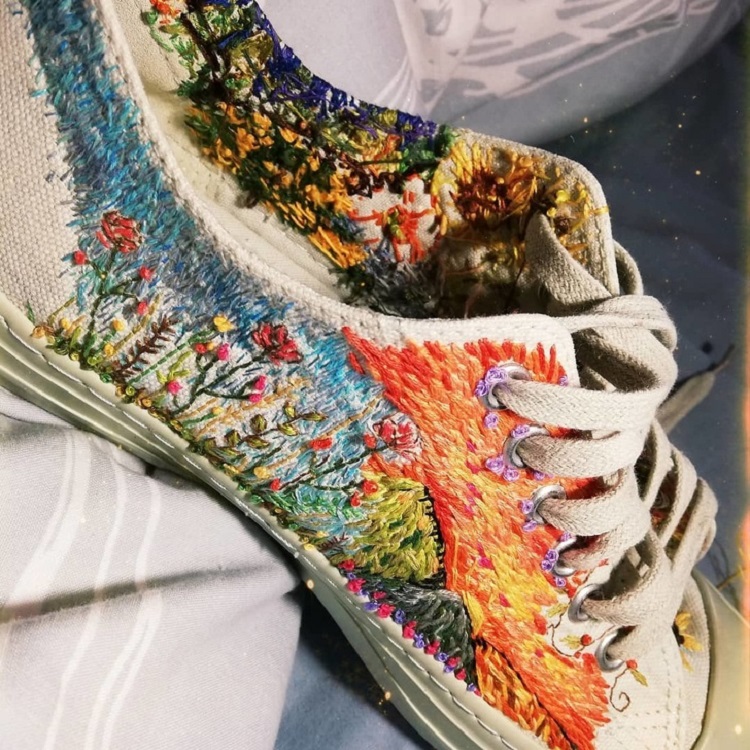 Старинная вышивка гладью. Шедевры вышивки. Шедевры объемной вышивки. Красивая вышивка. Шедевры вышивки.