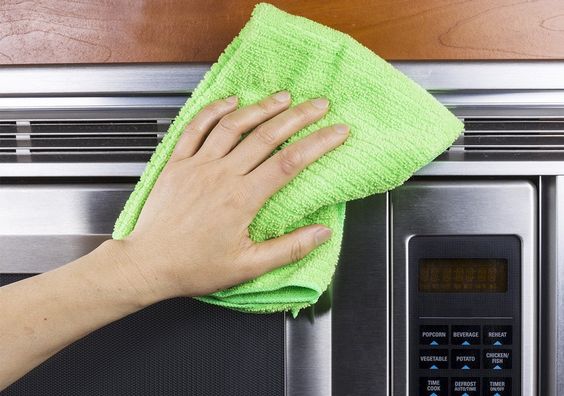 Stainless steel, aka âwhere fingerprints have their vacation homesâ is striking and modern â but when itâs smudged it can be an eyesore. Let us give you a quick and simple primer on maintaining stainless steel. Best product to use for cleaning stainless steel? In order from least to most expensive: Water â surprisingly water will do a great job of wiping away most fingerprints and grime. Dish Soap â always on hand, and gets the job done. Rubbing alcohol â Tackles more stubborn residue, dri...