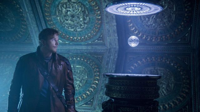 Resultado de imagen de star lord holding infinity stone