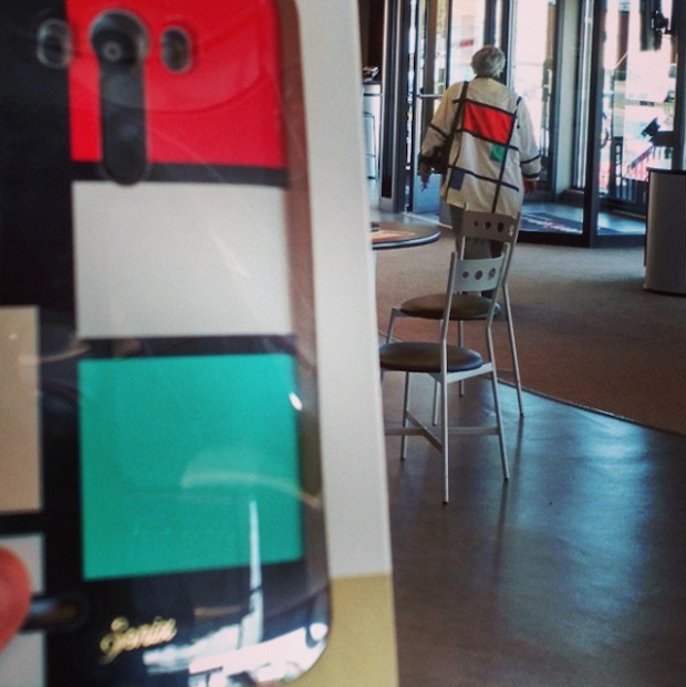 24 Funny Photos Of People Who Accidentally Dressed Like Their Surroundings