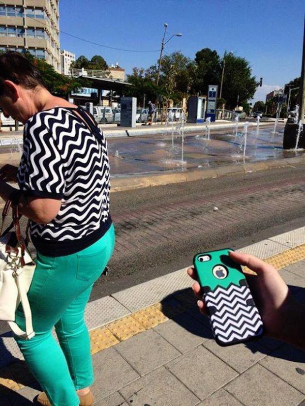 24 Funny Photos Of People Who Accidentally Dressed Like Their Surroundings