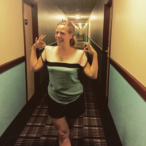 24 Funny Photos Of People Who Accidentally Dressed Like Their Surroundings