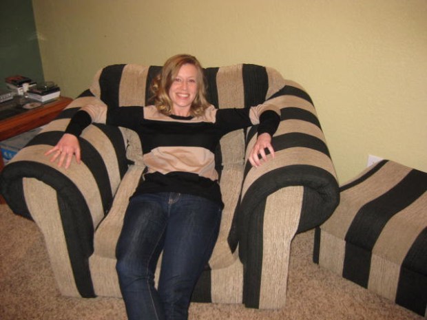 24 Funny Photos Of People Who Accidentally Dressed Like Their Surroundings. #5 Is TheBest Ever.