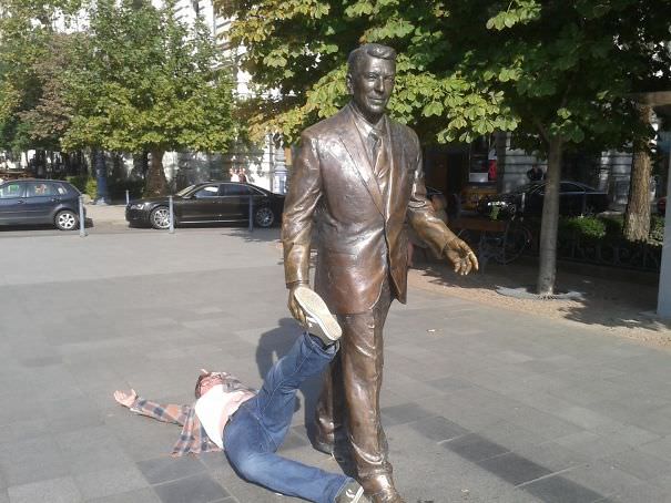  Funny People posing with statues 