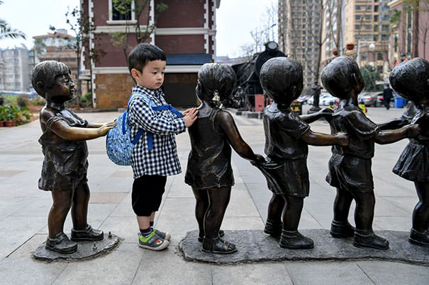  Funny People posing with statues 