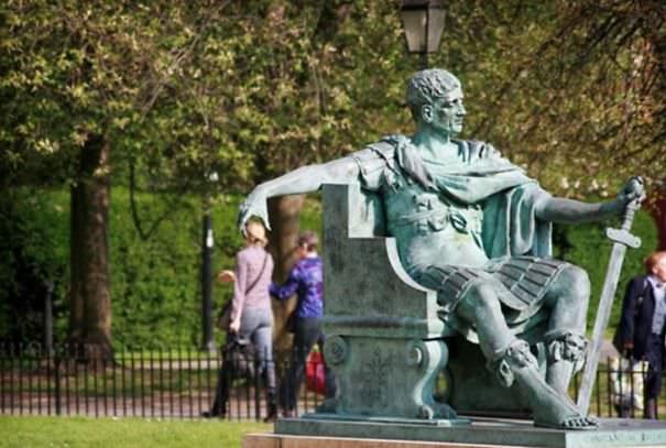  Funny People posing with statues 