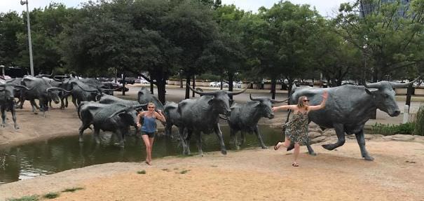  Funny People posing with statues 
