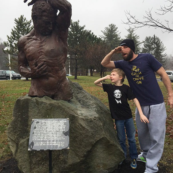  Funny People posing with statues 