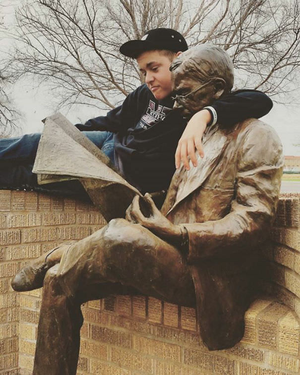  Funny People posing with statues 