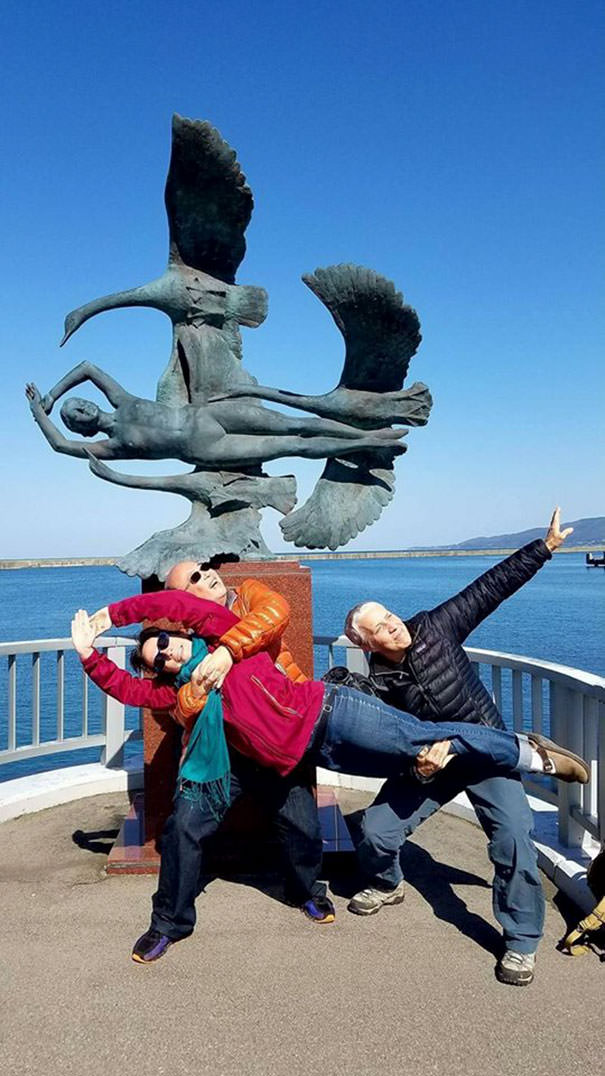  Funny People posing with statues 