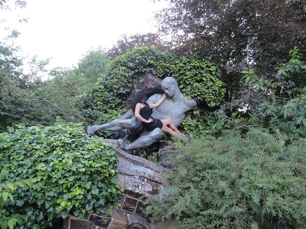  Funny People posing with statues 