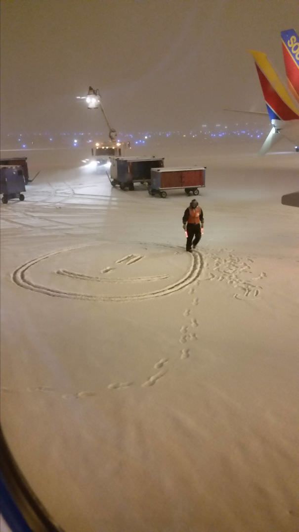  I Was Stuck On An Airplane For 4 Hours Waiting To Take Off (Cancelled Flight). This Kept Me Entertained For About 10 Minutes