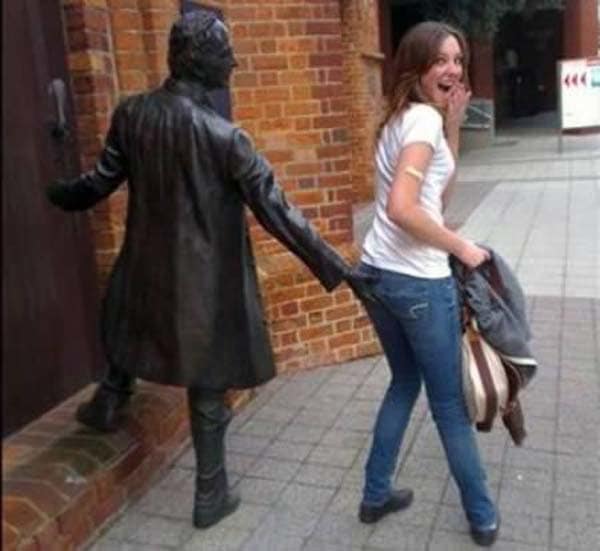 funny statue interaction 12.png