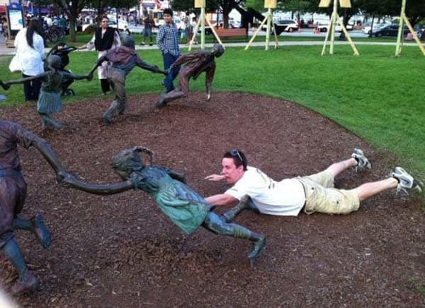 funny statue interaction 15.png