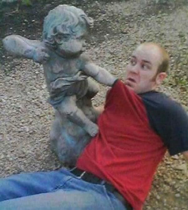 funny statue interaction 23.png