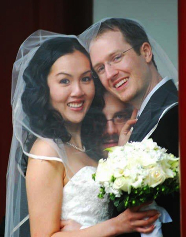 funny wedding photobomb 1