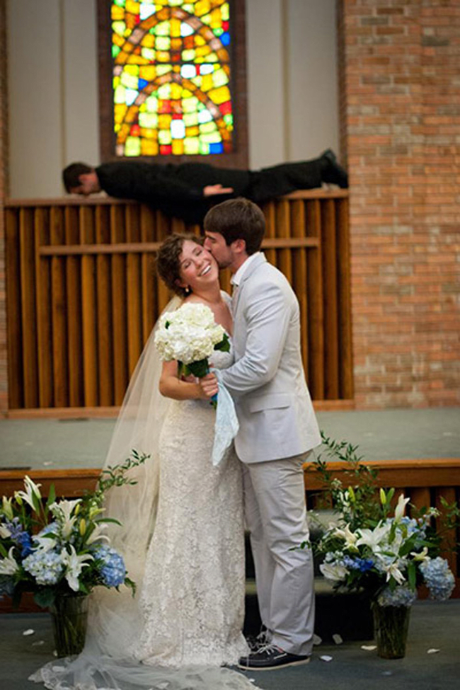 funny wedding photobomb 14