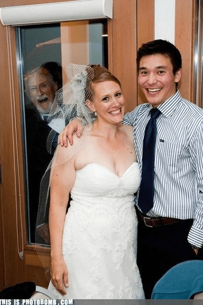 funny wedding photobomb 15