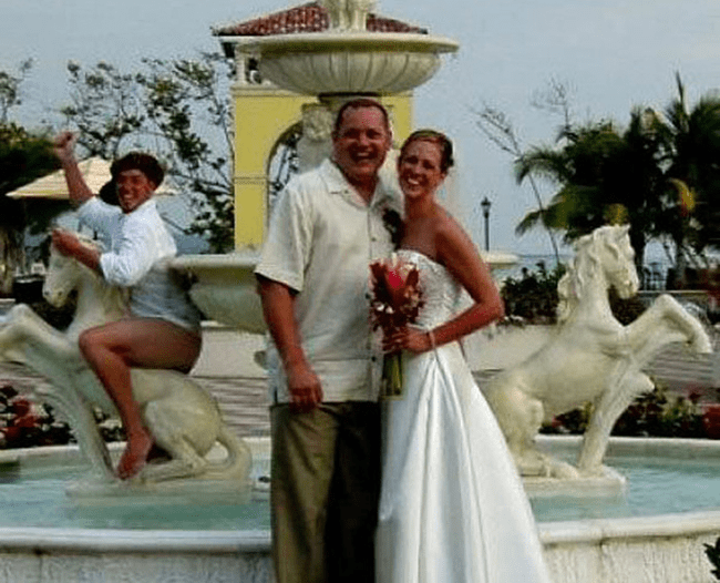 funny wedding photobomb 22