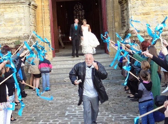 funny wedding photobomb 7