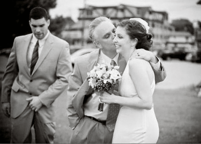 funny wedding photobomb 9