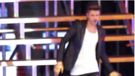 justin bieber falls over