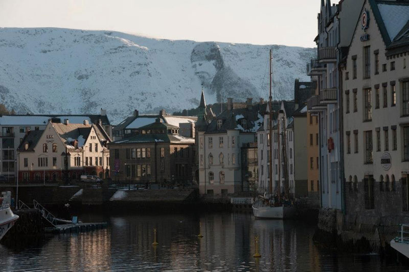 snowman-in-the-mountain
