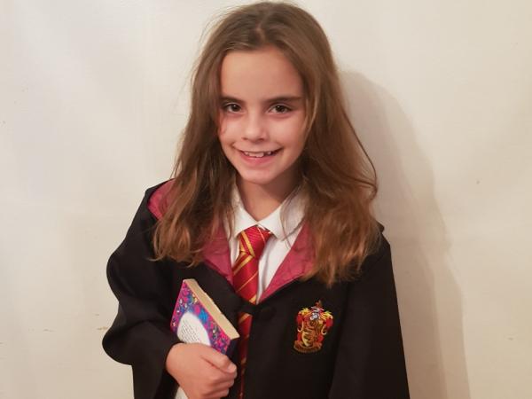 Qui Joue Hermione Dans Harry Potter Cette petite fille ressemble beaucoup à la jeune Hermione Granger dans