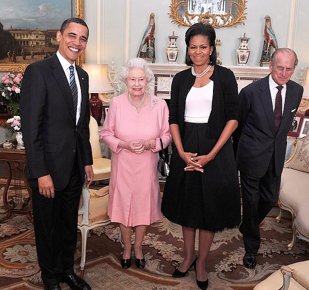 Michelle Obama révèle pourquoi elle a posé son bras autour de la reine