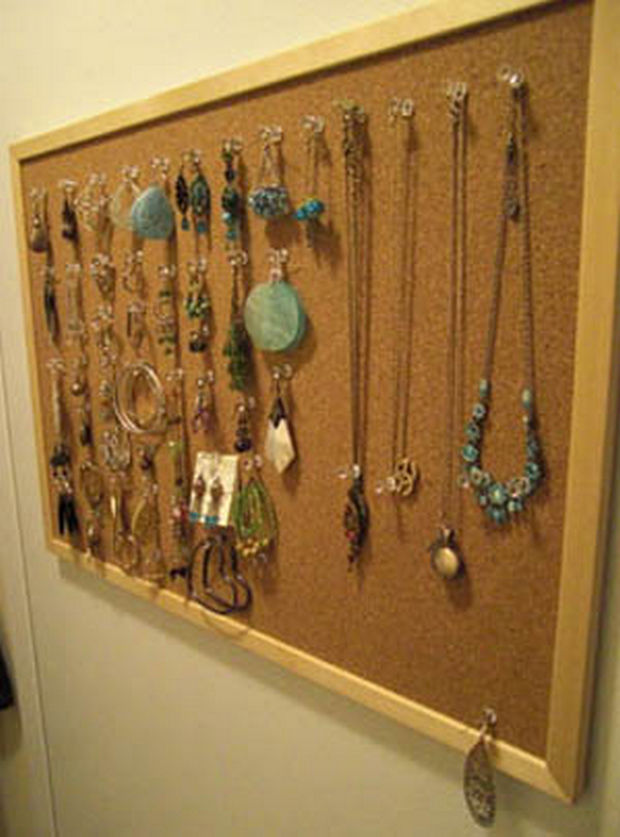 18 Upcycling Ideas - Use a cork bulletin board to pin your jewelry.
