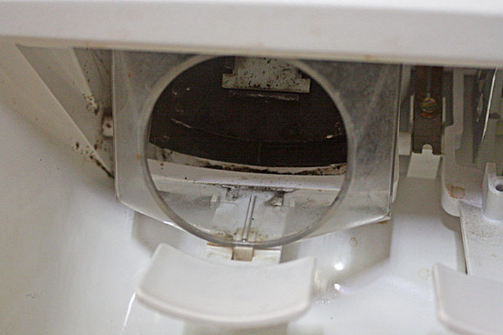 35 House Cleaning Tips - How to clean your ice maker.