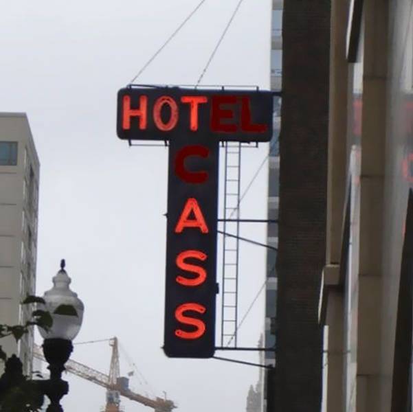 28 Of The Most Hilarious Neon Sign Fails Ever