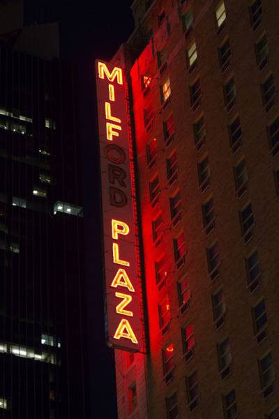 28 Of The Most Hilarious Neon Sign Fails Ever