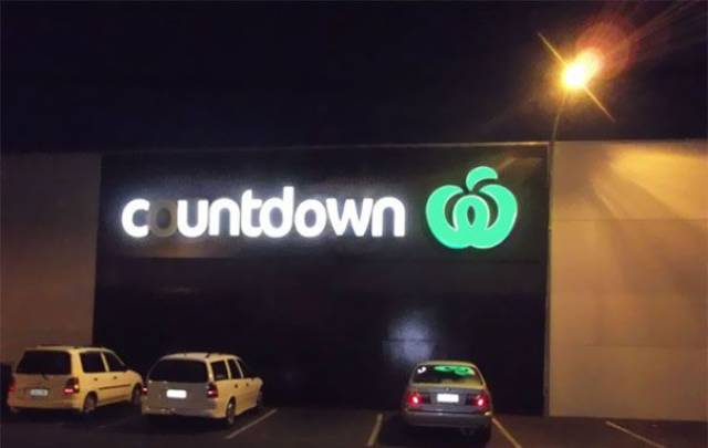 28 Of The Most Hilarious Neon Sign Fails Ever