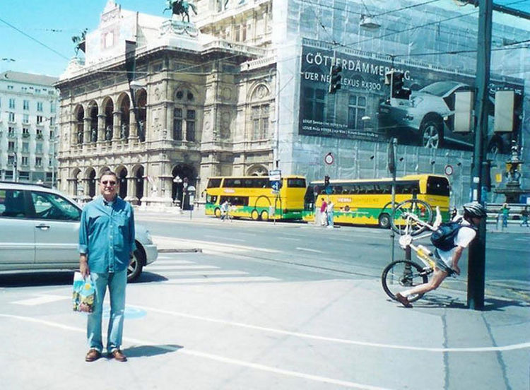 44 Incredibly Funny Pictures That Will Make You Smile - Perfect timing, ouch!