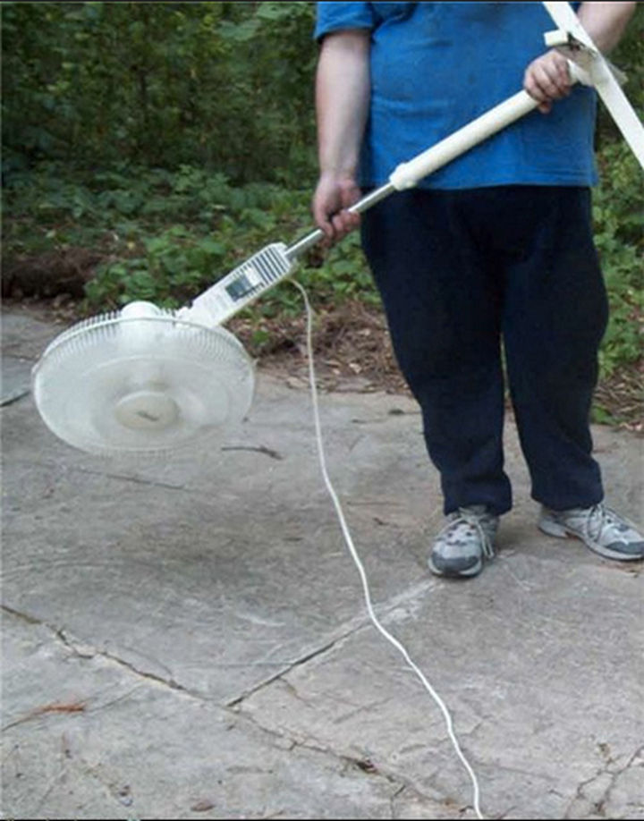 51 Crazy Life Hacks - Impress your neighbors with a homemade leaf blower.