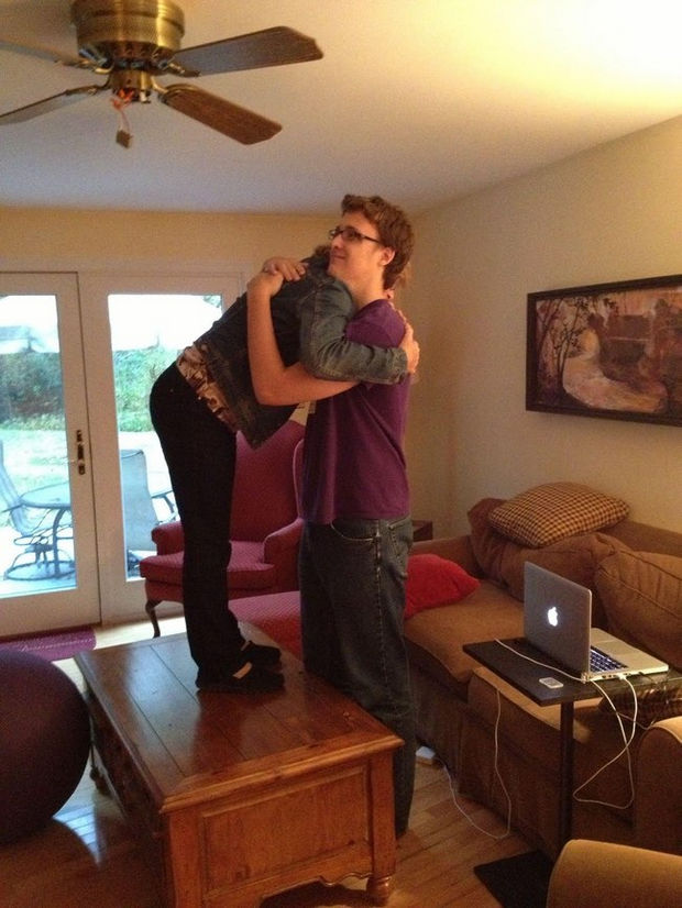 27 Tall People Problems Only Tall People Have - Hugging your mom isn