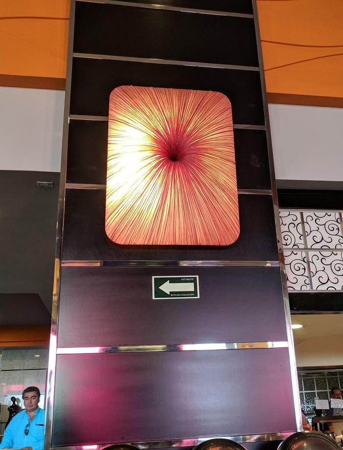 The Decorations On This Hotel Restaurant