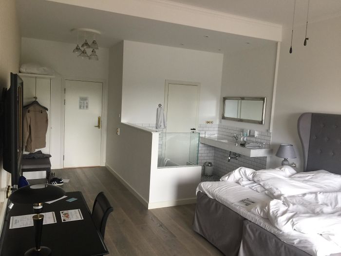Having The Bathroom In The Middle Of The Hotel Room