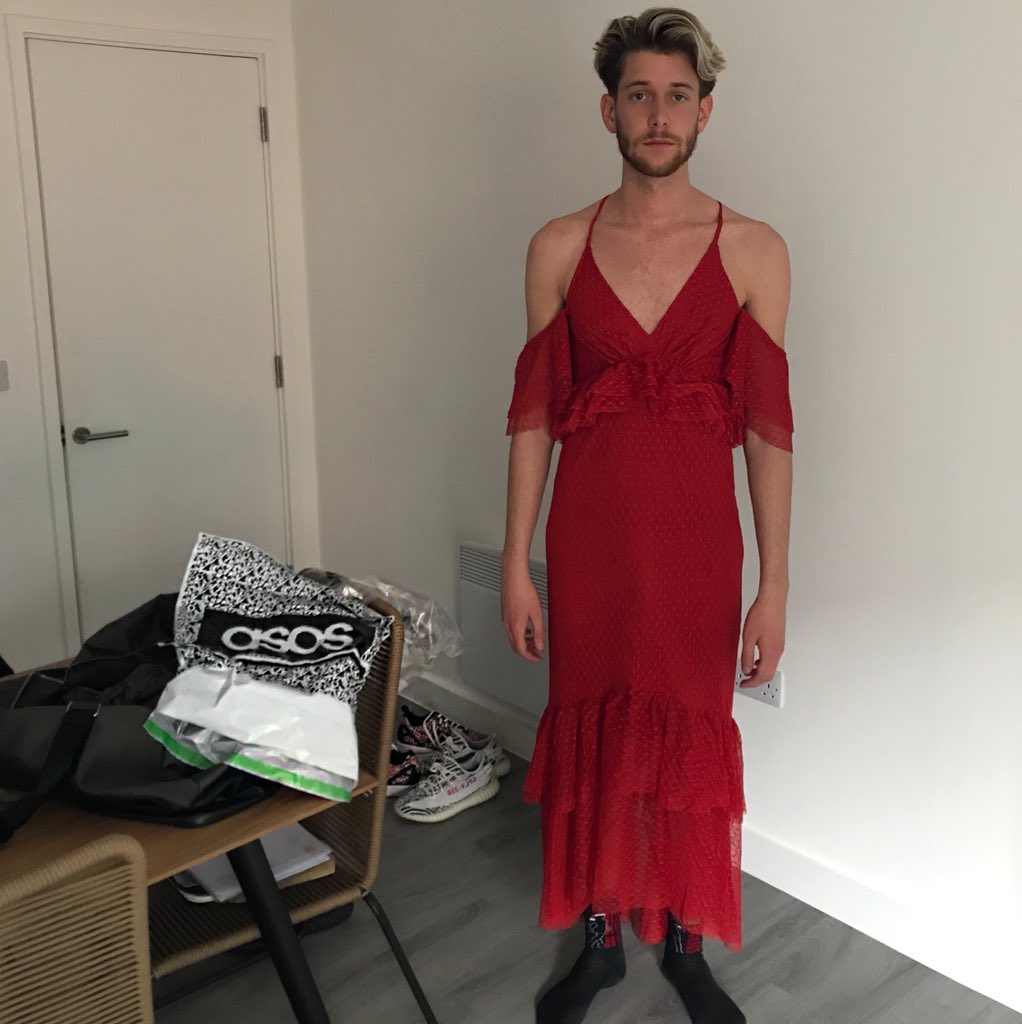 Муж в платье видео. Мужчина в платье. Мужчины в женских нарядах. Мужчина в женском платье. Парень в Красном платье.