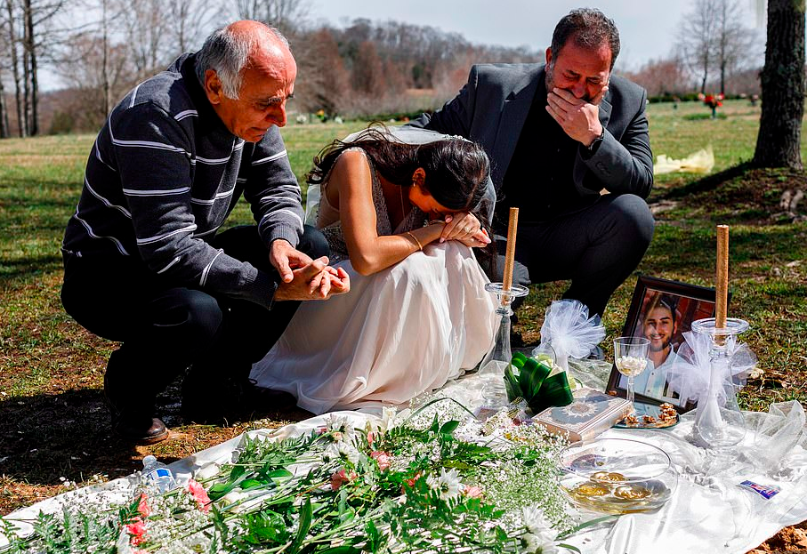 Женщина похоронившая мужа. Свадьба на кладбище.