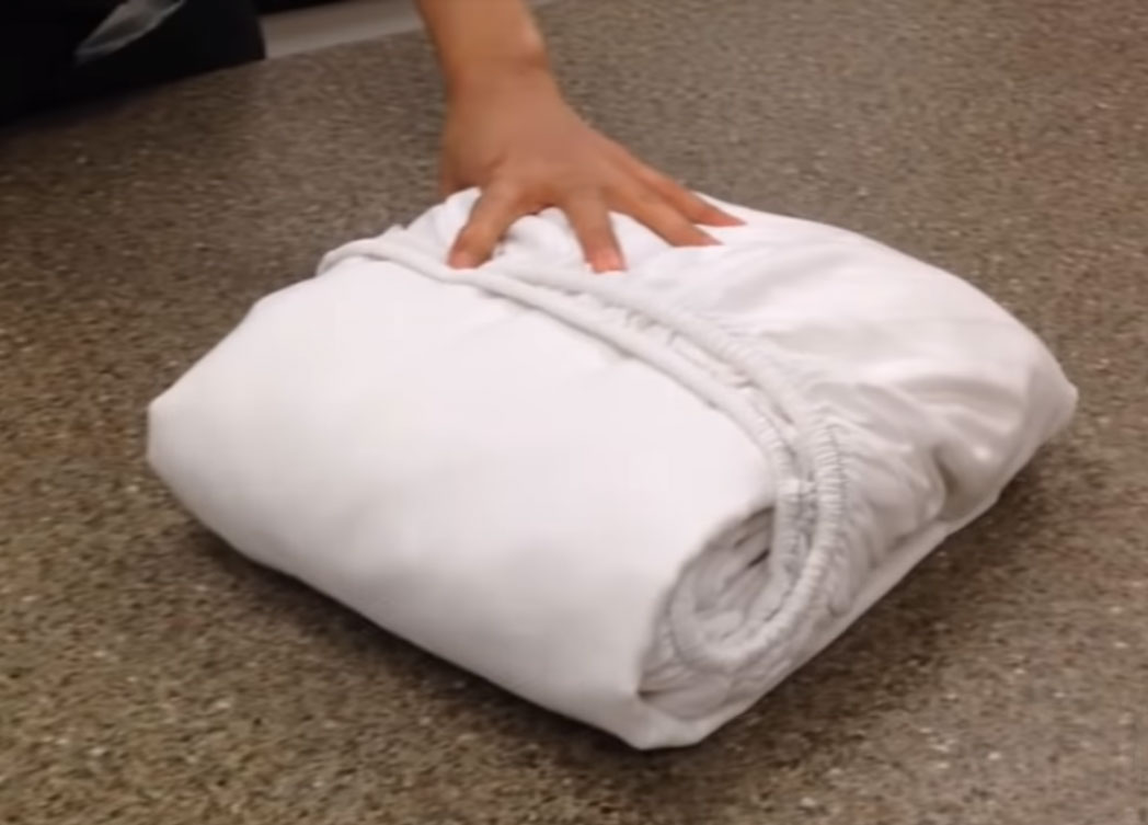 This Is How You Fold A Fitted Sheet Neatly And Quickly Small Joys